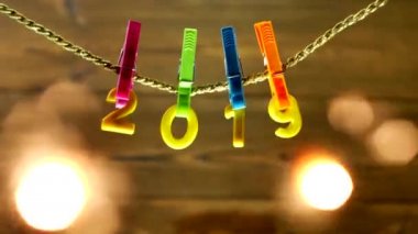 Sarı numaraları 2019 asılı bir ip üzerinde bir ahşap arka plan, yakın çekim, yeni yıl 2019, Noel üzerinde bir clothespin, Bengal, bunlar kıvılcım
