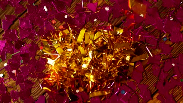 Figuras 2019 sob uma camada de brilhos e ouropel que são soprados pelo vento e uma inscrição aparece a partir dos números 2019, o ano novo, Natal, decoração — Vídeo de Stock