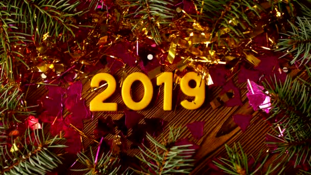 Weihnachtsfiguren 2019 auf Holzgrund mit Funkeln und Wunderkerzen, das neue Jahr 2019, Weihnachten, Funken, Hintergrund — Stockvideo