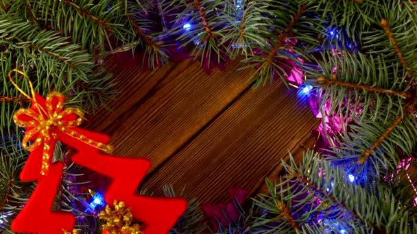 Luces de Navidad y ramas de abeto sobre un fondo de madera, el nuevo año 2019, Navidad, un lugar para una inscripción, decoración, espacio para copiar, año, árbol decorativo — Vídeos de Stock