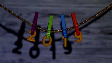 Rakamlar clothespins dönüştürün ve bir ip asılı 2019 numaraları gölgesi, arka plan üzerinde beyaz bir ahşap arka plan, 2019 yeni yıl, yeni yıl tatili, Xmas