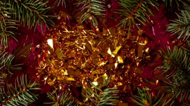 Rakamlar 2019 sparkles ve uzak tarafından üflenir tinsel bir tabaka altında rüzgar ve bir yazıt görünür numaraları 2019, yeni yıl, yılbaşı, dekorasyon ağaç