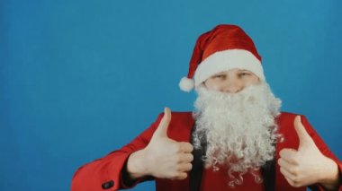 Noel ve yeni yıl 2019, adam Noel Baba başparmak gösterir gibi böyle, üzerinde mavi arka plan