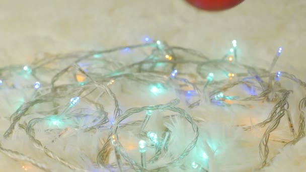 Bola roja de Navidad bauble y intermitente guirnalda led, año nuevo 2019 — Vídeos de Stock