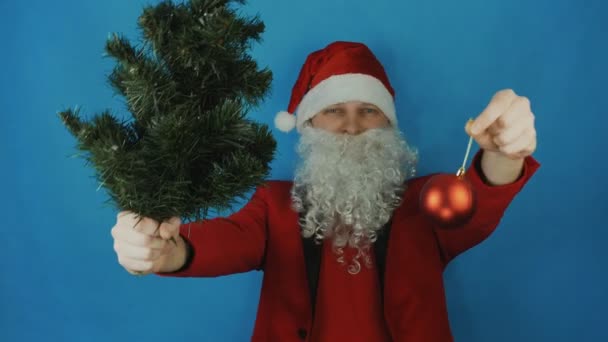 男性像圣诞老人与白胡子和红色帽子或帽子 新的一年 2019年 在蓝色背景 — 图库视频影像