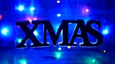 Xmas özgürce bir ahşap zemin üzerinde havada yeni yıl sallanır Noel yazıt ışıklar, yeni yıl tatili, yeni yıl 2019, Noel
