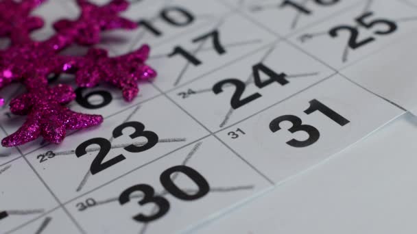 Op de tafel is het Nieuwjaar December kalender. Een hand kruist de datum van 31 December in potlood, close-up, het nieuwe jaar 2019. — Stockvideo