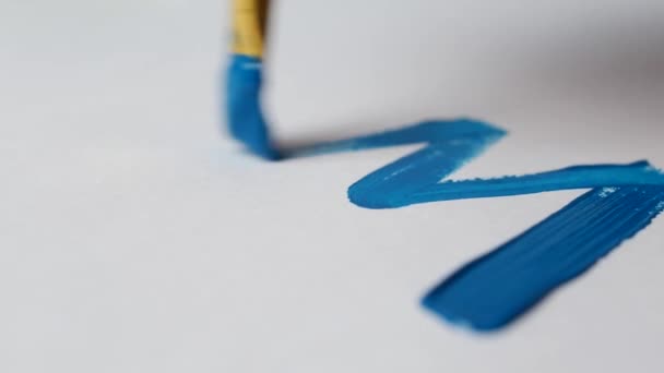 Człowiek rysuje niebieski lakier na białą kartkę Choinka, zbliżenie, nowego roku 2109, Xmas — Wideo stockowe