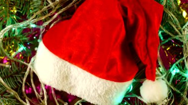 Yeni yıl 2019, Noel, Noel, Noel ışıkları ve ahşap arka plan ve kırmızı Noel Baba şapkası, Ladin dallarda yer, kutlama kopyalayın