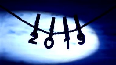 Rakamlar 2019, Noel, kavram clothespins dönüştürün ve bir ip üzerinde fener, Beyaz ahşap zemin, yeni yıl ışık arka plan asılı 2019