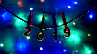 Rakamlar 2019 asılı clothespins dönüştürün ve bir ip üzerinde arka plan ışıklarının Noel, yeni yıl 2019, üzerinde Noel, renkli, Xmas