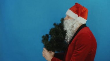 Erkek Beyaz sakalı ve kırmızı şapka veya kapağı, yeni yıl 2019, mavi arka plan ile bir Noel Baba gibi