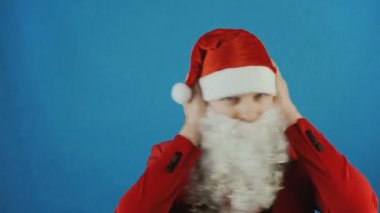 Noel, Noel Baba'nın kulakları eller, yeni yıl 2019, mavi arka plan avuç içi tarafından kapsar gibi adam