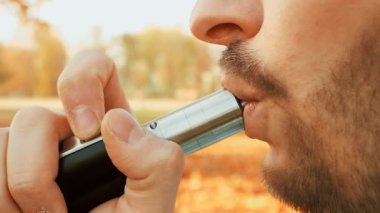 E-Sigara beyaz Kullanıcı aerosol Buhar bulutu üfleme