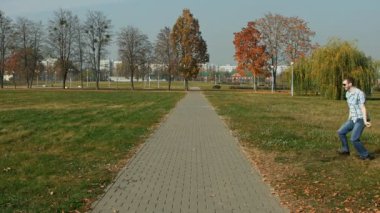 gömlek ve bir balon ile çalışan kot giyen mutlu sakallı adam