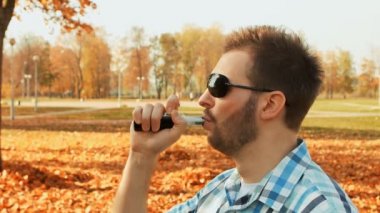sakallı vaper soluk bir e-Sigara Buhar ve buhar bulutu darbeler