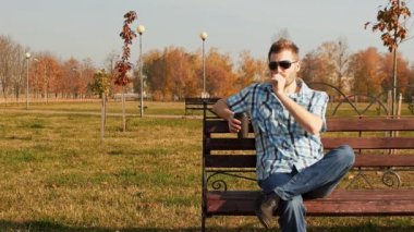 sakallı vaper elektronik sigara içiyor ve buhar bulutu darbeler