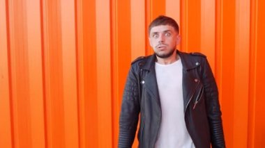 Korku, bir turuncu arka plan, yakın çekim, uyuşuk, angst korkan genç beyaz adam