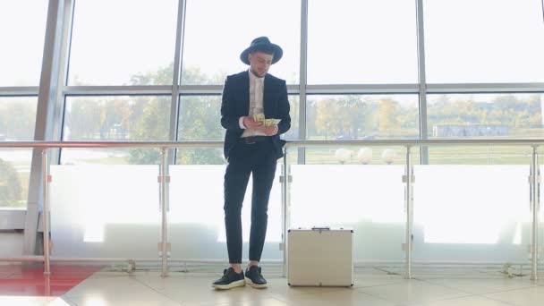 Stilvoller Kaukasier Mit Hut Und Schwarzem Anzug Zählt Der Bank — Stockvideo