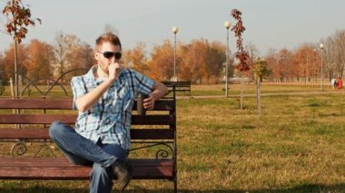 sakallı adam sigara elektronik sigara ve bulut takip yapar