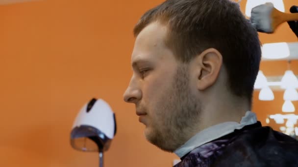 Estilista tinturas cabelo do homem masculino na barbearia, cuidados pessoais e beleza — Vídeo de Stock