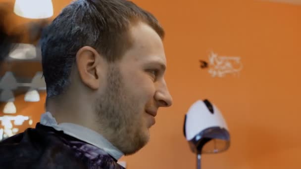 Stylistin färbt Haare männlicher Männer im Friseursalon, Körperpflege und Schönheit — Stockvideo