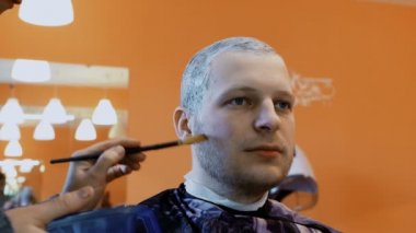 adam colorises ya da sakalını kadın Kuaför tarafından kuaför salonunda boya
