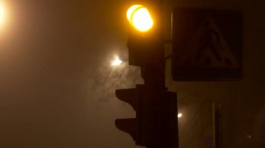 Gece yaya geçidi şehrin trafik güvenliği, sis duman
