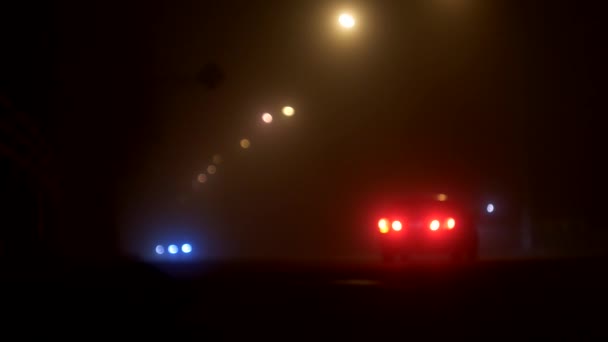 Noche calle de la ciudad en la niebla, carretera con coches, faros, oscuridad — Vídeo de stock