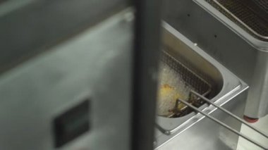 Pişirme Fransız kızartması ve ülke patates bir fast food Restoran, yakın çekim, yavaş mo, lezzetli