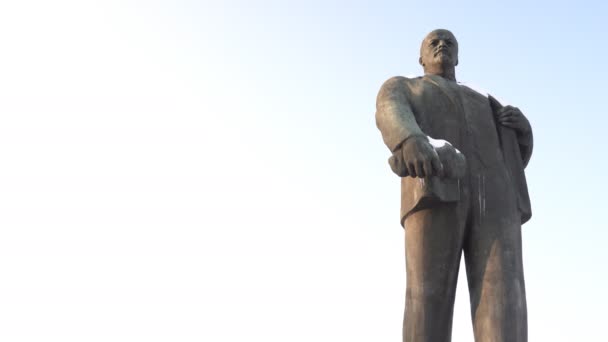 Téli történelmi emlékmű Lenin Vlagyimir ellen az égen, a szocializmus, másolja a hely, 4k — Stock videók