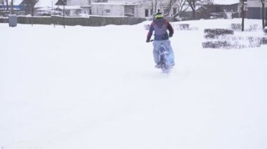 Bir adam bir spor bisiklet kar üzerinden sürmek kış, yavaş mo, adrenalin