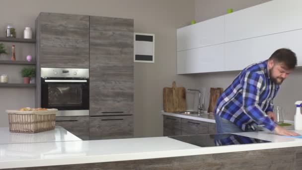 Home man washes and cleans the modern kitchen, slow motion, cleanup — Stock Video