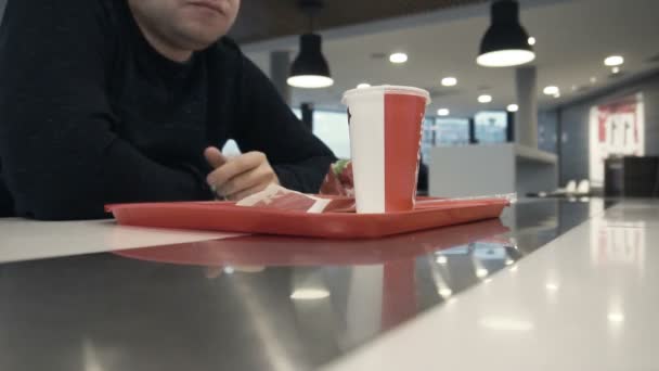 Timelapse dari dua orang lapar makan kentang goreng di restoran cepat saji — Stok Video
