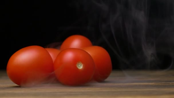 Fazenda tomates cereja maduros estão sobre a mesa a frio, vapor de geada, cloese up 4K — Vídeo de Stock