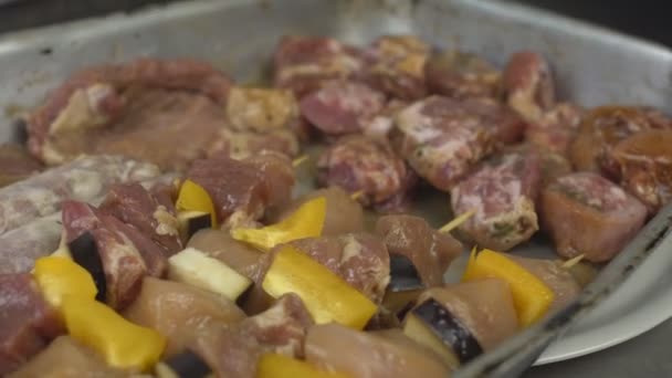 Carne cruda marinata con verdure per friggere ulteriormente sul barbecue, kebab, slow motion, 4K — Video Stock