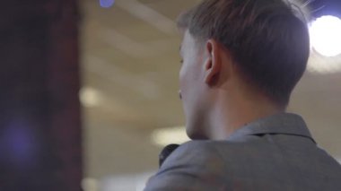 Erkek hoparlör Hi-Tech parkta konferans sırasında gerçekleştirir.