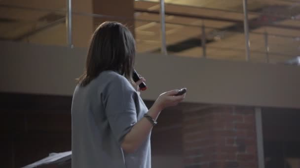 Oradora femenina realiza en la incubadora de negocios durante el foro — Vídeos de Stock