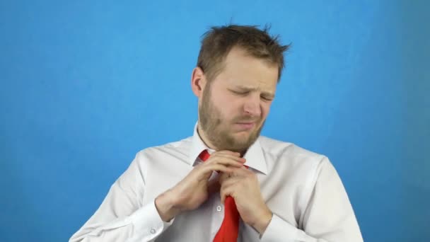 Joven Hombre Caucásico Borracho Camisa Blanca Desata Corbata Resaca Alcohólico — Vídeos de Stock