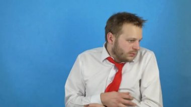 Genç bir beyaz erkek alkolik vardı bir deliryum tremor, mavi arka plan, deliryum