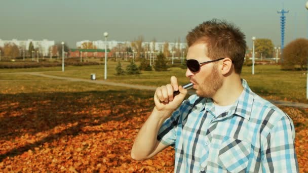 Homme de mode fumant cigarette électronique pour la première fois puis tousser — Video