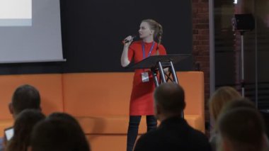 Konuşmacı Fuar süresince Minsk, Beyaz Rusya - 24 Kasım 2018 Hi-Tech Parkı iş inkübatöre gerçekleştirir