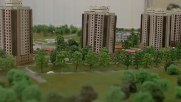 Il concetto di layout in miniatura fatto a mano dello sviluppo urbano — Video Stock