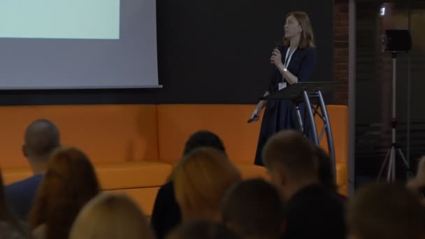 Speaker presteert in het business incubator van Hi-Tech Park tijdens de forum de Minsk, Wit-Rusland - 24 November, 2018 — Stockvideo