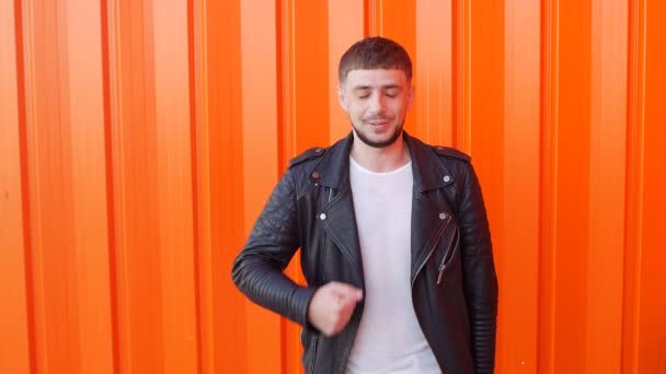 Barna Kaukázusi Fiatal Férfi Fekete Bőr Kabát Mozog Mint Egy — Stock videók
