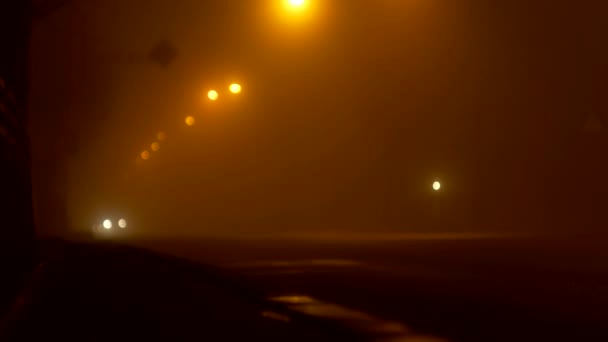 Нічна міська вулиця в тумані, дорога з машинами, фари, транспорт — стокове відео