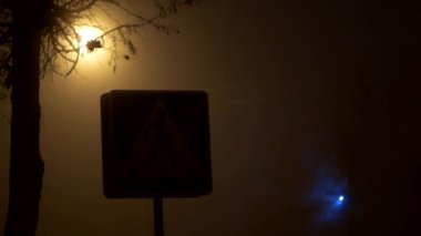 Gece yaya geçidi şehrin trafik güvenliği siste