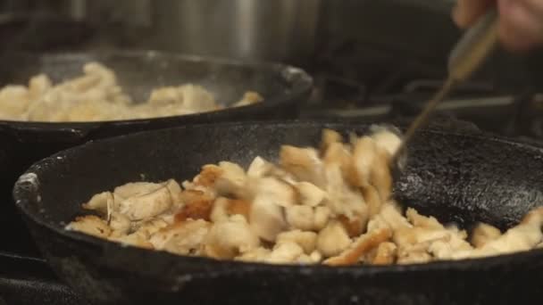 De kok bereidt gebakken vlees met champignons in de keuken, close-up, varkensvlees en paddestoelen, slow motion, voedsel — Stockvideo