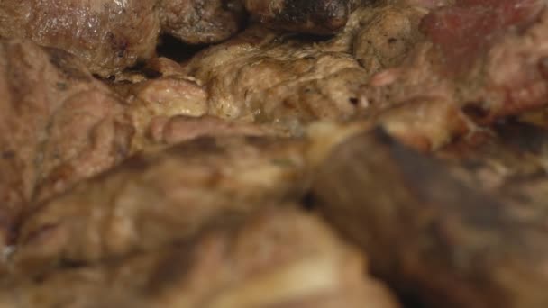 Ростбиф, крупный план, задний план, замедленная съемка, мясо на гриле — стоковое видео