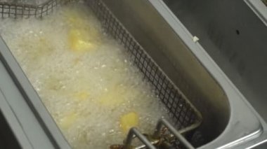 Kavurma yağı, abur cubur, yakın çekim, yavaş mo bir fritöz patates pişirme